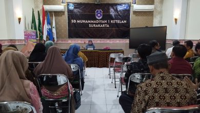 Suasana rapat atau sosialisasi di SD Muhammadiyah 1 Ketelan Surakarta terkait penetapan sekolah model pembelajaran mendalam serta koding dan kecerdasan artifisial.