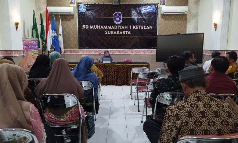 Suasana rapat atau sosialisasi di SD Muhammadiyah 1 Ketelan Surakarta terkait penetapan sekolah model pembelajaran mendalam serta koding dan kecerdasan artifisial.