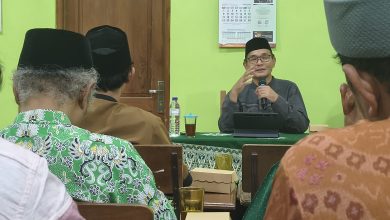 Rektor UMUKA Solo, Dr. H. Muhammad Syamsuri, M.Si., menyampaikan tausiyah dalam pengajian umum dan halalbihalal PCM Bekonang, Sukoharjo.