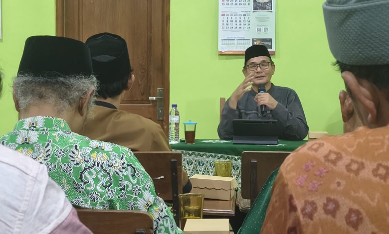 Rektor UMUKA Solo, Dr. H. Muhammad Syamsuri, M.Si., menyampaikan tausiyah dalam pengajian umum dan halalbihalal PCM Bekonang, Sukoharjo.