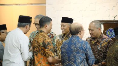 Suasana saling bersalaman dalam kegiatan halalbihalal UMS yang diikuti pimpinan dan sivitas akademika di Surakarta.