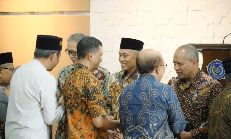 Suasana saling bersalaman dalam kegiatan halalbihalal UMS yang diikuti pimpinan dan sivitas akademika di Surakarta.