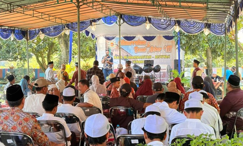 Suasana Reuni Akbar VII IKAPA Semarang di Panti Asuhan Muhammadiyah Tlogosari dengan peserta alumni mengikuti acara di bawah tenda