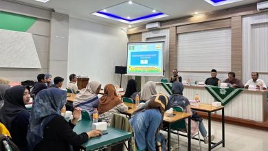 Kegiatan monitoring dan evaluasi LPCR Temanggung bersama BTM Surya Amanah diikuti karyawan dalam forum diskusi di ruang pertemuan