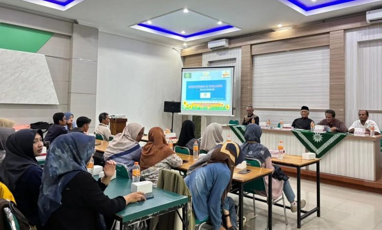 Kegiatan monitoring dan evaluasi LPCR Temanggung bersama BTM Surya Amanah diikuti karyawan dalam forum diskusi di ruang pertemuan