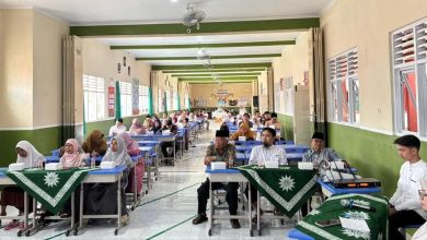 Suasana kegiatan halalbihalal SMP Muhammadiyah Program Khusus Temanggung yang diikuti guru, staf, dan tamu undangan di ruang kelas