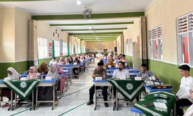 Suasana kegiatan halalbihalal SMP Muhammadiyah Program Khusus Temanggung yang diikuti guru, staf, dan tamu undangan di ruang kelas