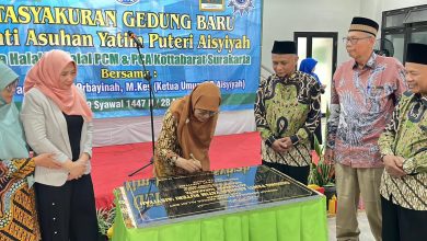 Ketua Umum PP ‘Aisyiyah, Dr. Apt. Salmah Orbayinah, M.Kes., menandatangani prasasti peresmian gedung baru Panti Asuhan Yatim Putri ‘Aisyiyah Kottabarat di Surakarta.