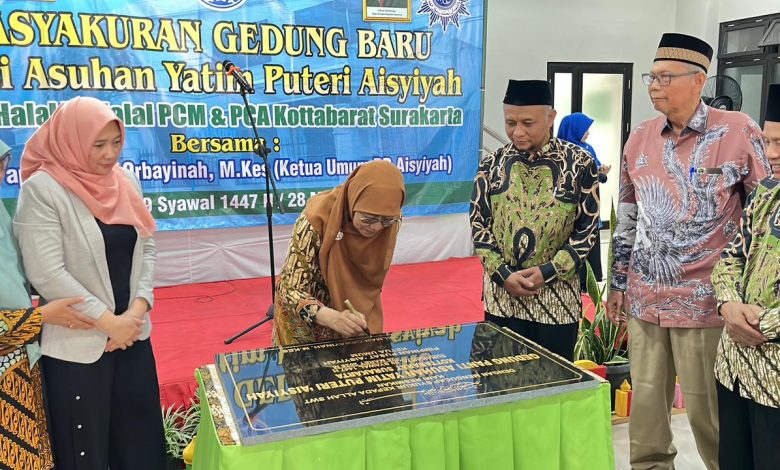 Ketua Umum PP ‘Aisyiyah, Dr. Apt. Salmah Orbayinah, M.Kes., menandatangani prasasti peresmian gedung baru Panti Asuhan Yatim Putri ‘Aisyiyah Kottabarat di Surakarta.