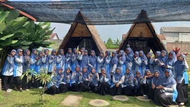 Guru dan tenaga kependidikan PAUD Surya Ceria Aisyiyah berfoto bersama usai kegiatan halal bihalal di Karanganyar