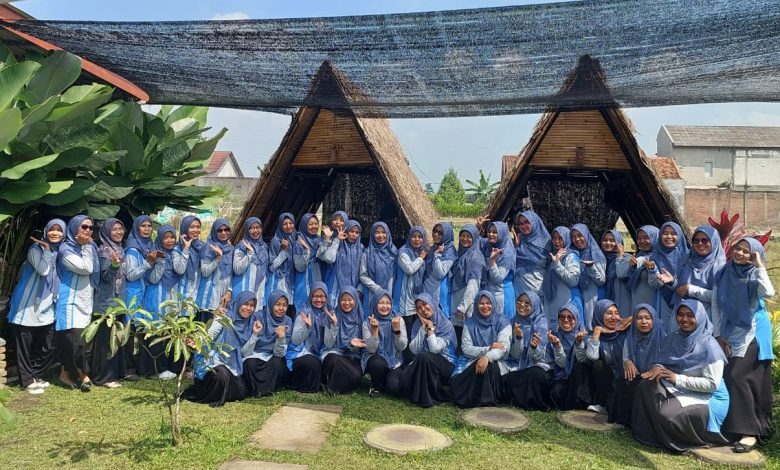 Guru dan tenaga kependidikan PAUD Surya Ceria Aisyiyah berfoto bersama usai kegiatan halal bihalal di Karanganyar