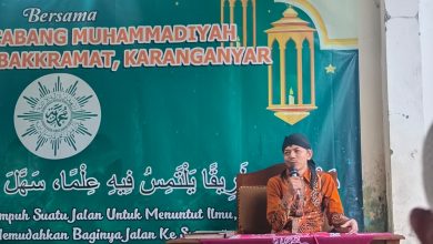Seorang narasumber menyampaikan tausiah dalam pengajian Ahad pagi PCM Kebakramat, Karanganyar, di depan backdrop kegiatan Muhammadiyah.