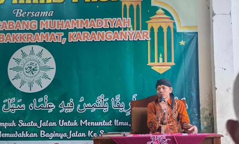 Seorang narasumber menyampaikan tausiah dalam pengajian Ahad pagi PCM Kebakramat, Karanganyar, di depan backdrop kegiatan Muhammadiyah.