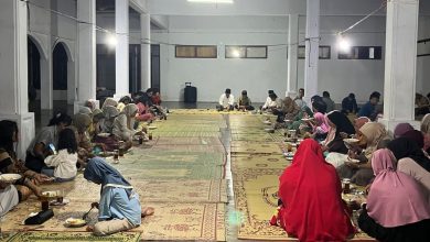 Warga lintas iman di Maliman Pedan mengikuti acara halal bihalal dengan duduk bersama dalam suasana kebersamaan