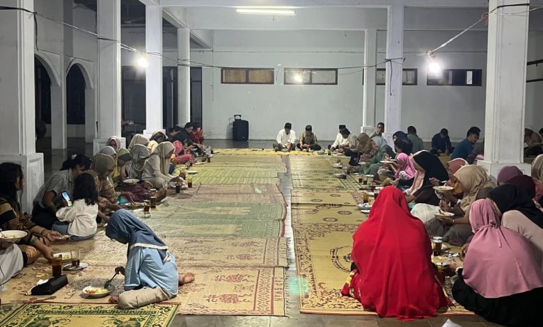Warga lintas iman di Maliman Pedan mengikuti acara halal bihalal dengan duduk bersama dalam suasana kebersamaan
