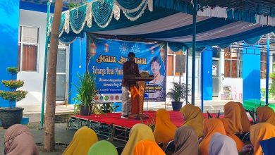 Ikhwanushoffa menyampaikan tausiyah dalam acara halal bihalal PCM Kartasura di hadapan jamaah
