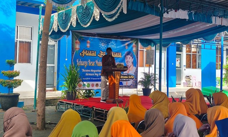 Ikhwanushoffa menyampaikan tausiyah dalam acara halal bihalal PCM Kartasura di hadapan jamaah