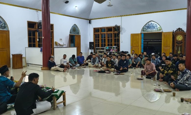 Peserta MASBRO ke-6 PCPM Bumiayu mengikuti kajian fikih kesehatan reproduksi dan halalbihalal kader di Masjid Al Ittihad Penggarutan.