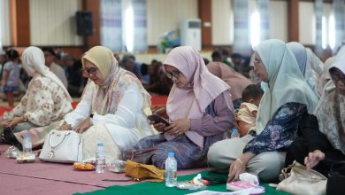 Peserta perempuan mengikuti Halalbihalal Keluarga Besar UNIMUGO di Auditorium UNIMUGO, Gombong, dalam suasana hangat dan penuh kekeluargaan.