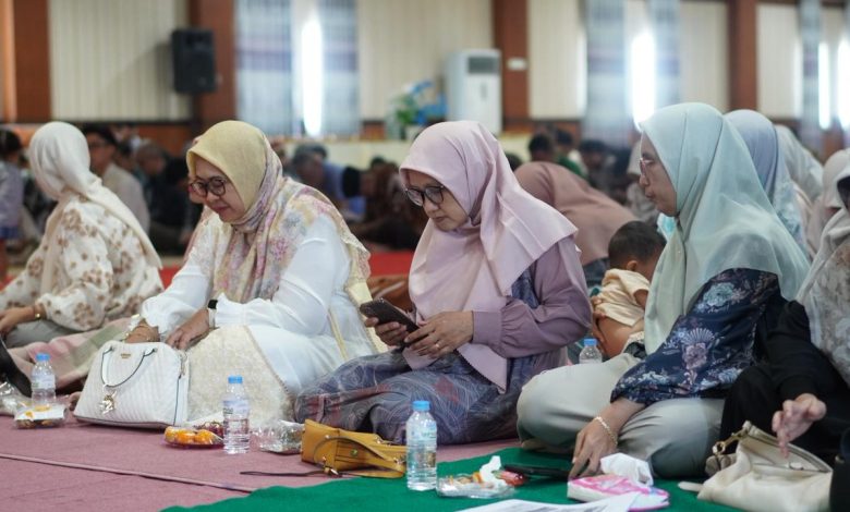 Peserta perempuan mengikuti Halalbihalal Keluarga Besar UNIMUGO di Auditorium UNIMUGO, Gombong, dalam suasana hangat dan penuh kekeluargaan.
