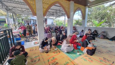 Jamaah mengikuti Halal Bihalal Muhammadiyah Kandangan di Masjid Nurul Iman Punduhan, Temanggung, dalam suasana kebersamaan dan ramah tamah usai pengajian.
