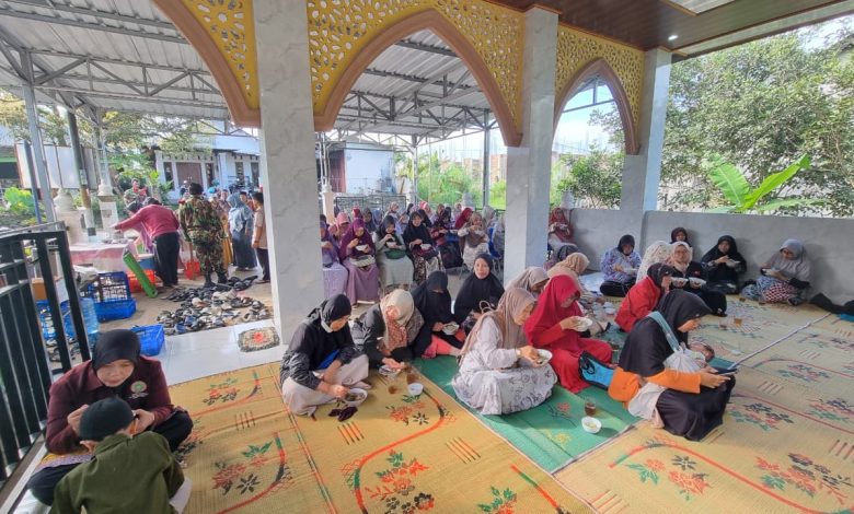 Jamaah mengikuti Halal Bihalal Muhammadiyah Kandangan di Masjid Nurul Iman Punduhan, Temanggung, dalam suasana kebersamaan dan ramah tamah usai pengajian.