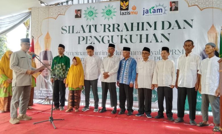 Prosesi pengukuhan enam ranting Muhammadiyah, PRA, JATAM, dan KL Lazismu Cabang Kesugihan berlangsung dalam acara silaturahmi di Karangkandri, Cilacap.