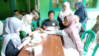 Petugas PKU Muhammadiyah Sampang melayani cek kesehatan gratis berupa pemeriksaan tensi darah dan gula darah bagi jamaah di Kesugihan, Cilacap.