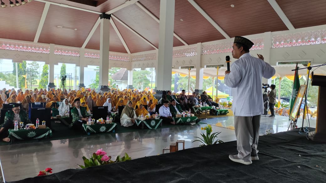 KH Tafsir berbicara di hadapan peserta Halalbihalal Muhammadiyah Kabupaten Pemalang yang berlangsung di Gedung DPRD Kabupaten Pemalang.