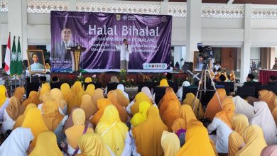 KH Tafsir menyampaikan tausiah dalam acara Halalbihalal Muhammadiyah Kabupaten Pemalang di Gedung DPRD Kabupaten Pemalang, disaksikan peserta yang memadati ruangan.