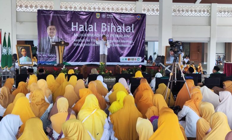 KH Tafsir menyampaikan tausiah dalam acara Halalbihalal Muhammadiyah Kabupaten Pemalang di Gedung DPRD Kabupaten Pemalang, disaksikan peserta yang memadati ruangan.