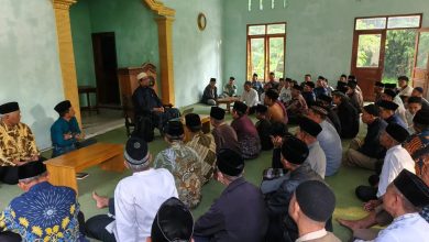 Jamaah mengikuti Kuliah Ahad Pagi PCM Kaloran dan Halalbihalal di Masjid SMP Muhammadiyah 6 Kaloran, Temanggung, dengan khidmat.