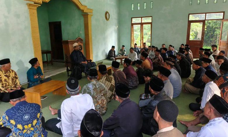 Jamaah mengikuti Kuliah Ahad Pagi PCM Kaloran dan Halalbihalal di Masjid SMP Muhammadiyah 6 Kaloran, Temanggung, dengan khidmat.