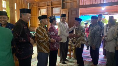 Warga Muhammadiyah Ngaliyan melakukan mushafahah pada kegiatan kajian filosofi kupat lepet dan Halalbihalal di Gedung Dakwah PCM Ngaliyan, Semarang.