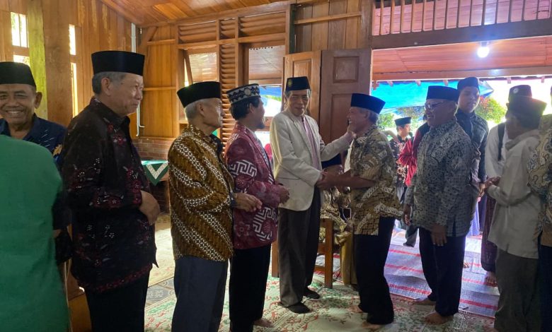 Warga Muhammadiyah Ngaliyan melakukan mushafahah pada kegiatan kajian filosofi kupat lepet dan Halalbihalal di Gedung Dakwah PCM Ngaliyan, Semarang.