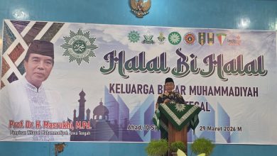 Prof. Dr. H. Masrukhi, M.Pd. menyampaikan ceramah pada acara Halalbihalal Keluarga Besar Muhammadiyah Kota Tegal di Gedung ‘Aisyiyah Kota Tegal, Ahad, 29 Maret 2026.