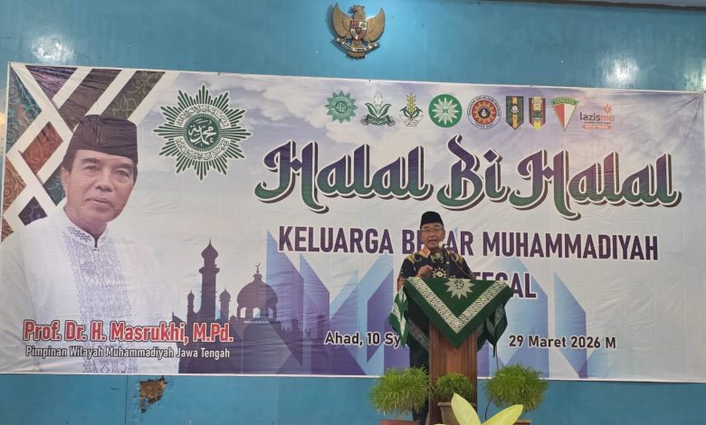 Prof. Dr. H. Masrukhi, M.Pd. menyampaikan ceramah pada acara Halalbihalal Keluarga Besar Muhammadiyah Kota Tegal di Gedung ‘Aisyiyah Kota Tegal, Ahad, 29 Maret 2026.