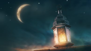 Lampu lentera Ramadhan bersinar di bawah langit malam dengan bulan sabit, melambangkan suasana sepuluh malam terakhir Ramadhan dan pencarian Lailatul Qadar.