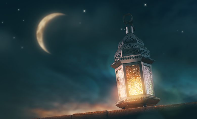 Lampu lentera Ramadhan bersinar di bawah langit malam dengan bulan sabit, melambangkan suasana sepuluh malam terakhir Ramadhan dan pencarian Lailatul Qadar.