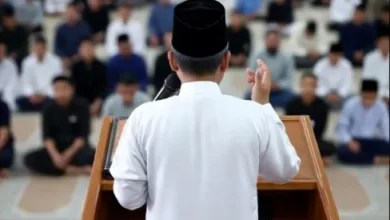Khatib menyampaikan khutbah Idul Fitri di mimbar masjid di hadapan jamaah