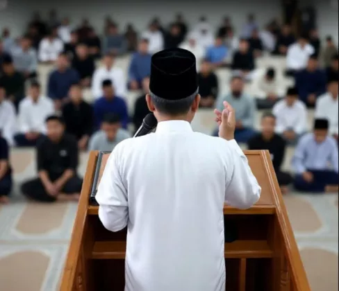 Khatib menyampaikan khutbah Idul Fitri di mimbar masjid di hadapan jamaah