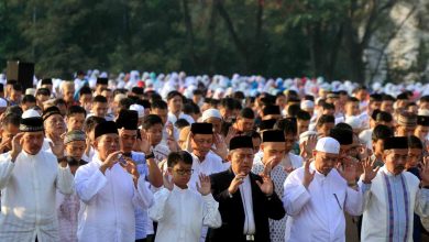 Jemaah melaksanakan salat Idulfitri berjamaah di ruang terbuka sebagai ilustrasi pelaksanaan salat Id Muhammadiyah di Kota Semarang.