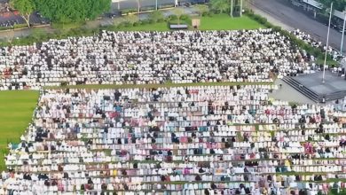 Ribuan jamaah mengikuti Salat Idulfitri 1447 H di Alun-Alun Purwokerto, Banyumas, dengan saf tertata rapi dilihat dari udara.