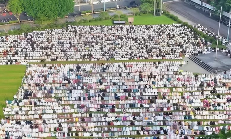 Ribuan jamaah mengikuti Salat Idulfitri 1447 H di Alun-Alun Purwokerto, Banyumas, dengan saf tertata rapi dilihat dari udara.