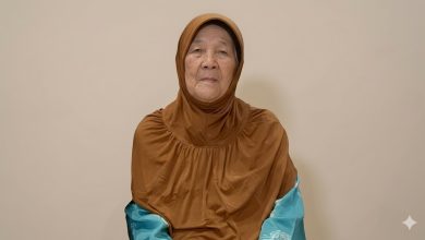 otret wajah Hj. Lantrifah Omar, sosok kepemimpinan perempuan desa dari Jepara, mengenakan jilbab cokelat dan busana biru kehijauan, berlatar belakang dinding polos.