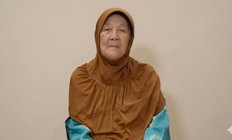otret wajah Hj. Lantrifah Omar, sosok kepemimpinan perempuan desa dari Jepara, mengenakan jilbab cokelat dan busana biru kehijauan, berlatar belakang dinding polos.