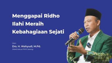 Drs. H. Wahyudi, M.Pd., Wakil Ketua PWM Jawa Tengah, menyampaikan materi tentang menggapai ridha Ilahi sebagai jalan menuju kebahagiaan sejati dalam Islam.