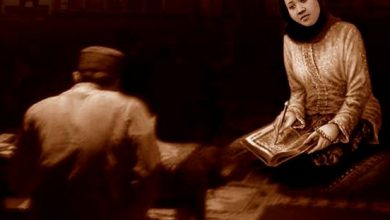 Ilustrasi bernuansa sepia menampilkan seorang perempuan Jawa duduk sambil membuka kitab di hadapan seorang guru, menggambarkan semangat belajar, literasi, dan pencerahan Islam.