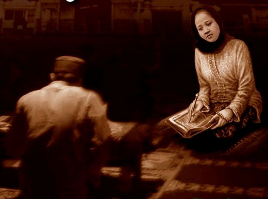 Ilustrasi bernuansa sepia menampilkan seorang perempuan Jawa duduk sambil membuka kitab di hadapan seorang guru, menggambarkan semangat belajar, literasi, dan pencerahan Islam.
