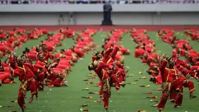Ratusan pesilat Tapak Suci menampilkan atraksi jurus pencak silat secara massal di lapangan